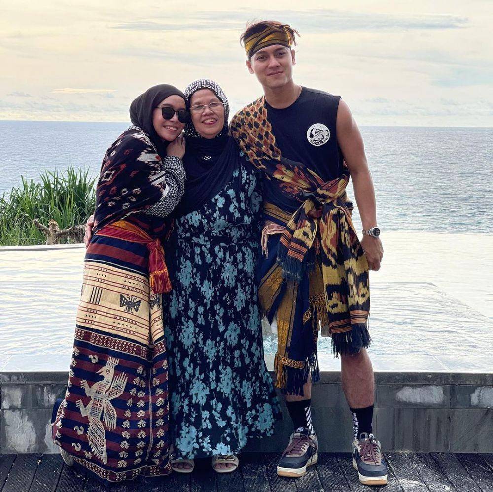 potret artis yang dekat dengan mertuanya (instagram.com/rizkybillar)