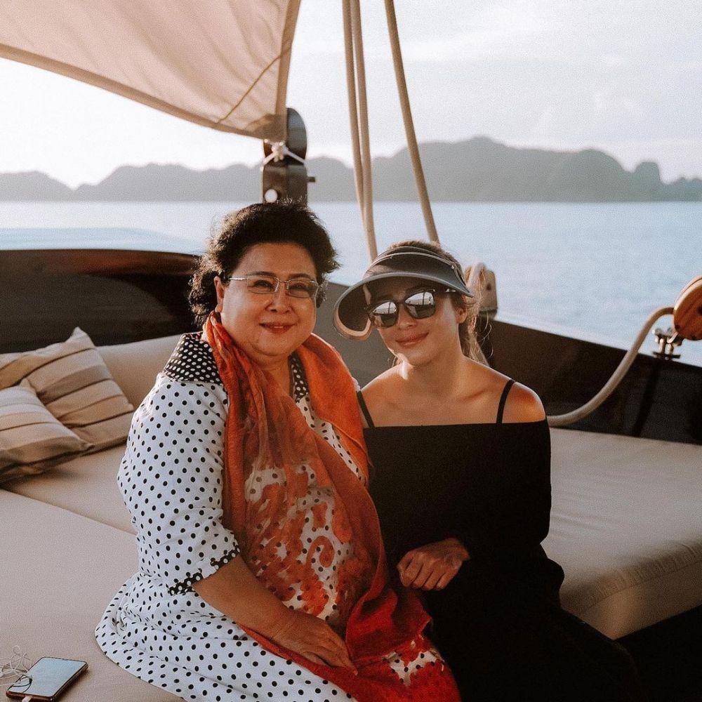 potret artis yang dekat dengan mertuanya (instagram.com/nikitawillyofficial94)