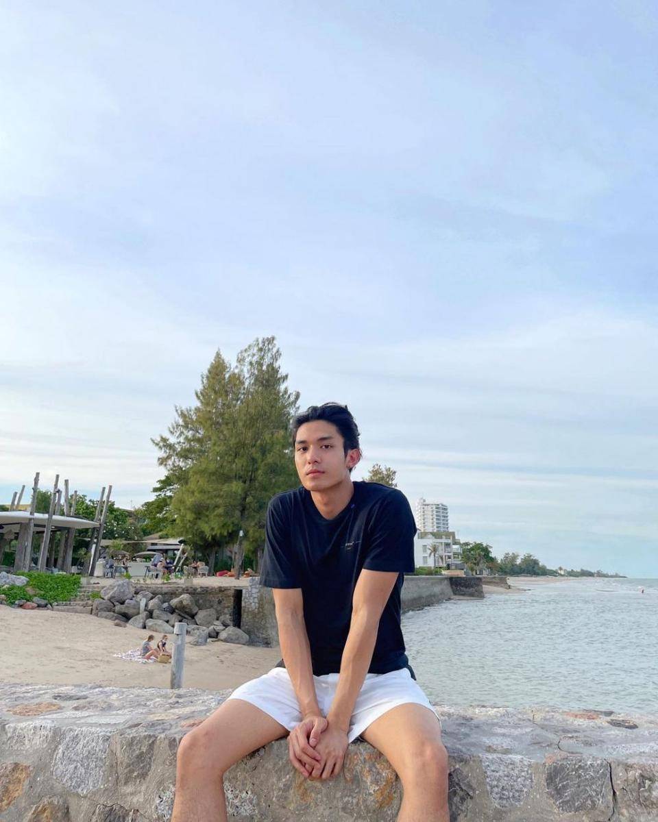 outfit nongkrong simpel ala Net Siraphop (instagram.com/net_siraphop)
