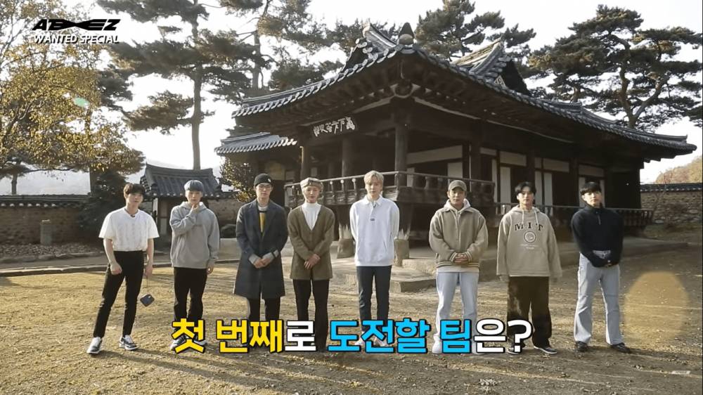 ATEEZ berada di depan rumah di Nampyeong Moon Clan's Original Residence yang jadi lokasi syuting drama Moon Lovers: Scarlet Heart Ryeo (youtube.com/ATEEZ)