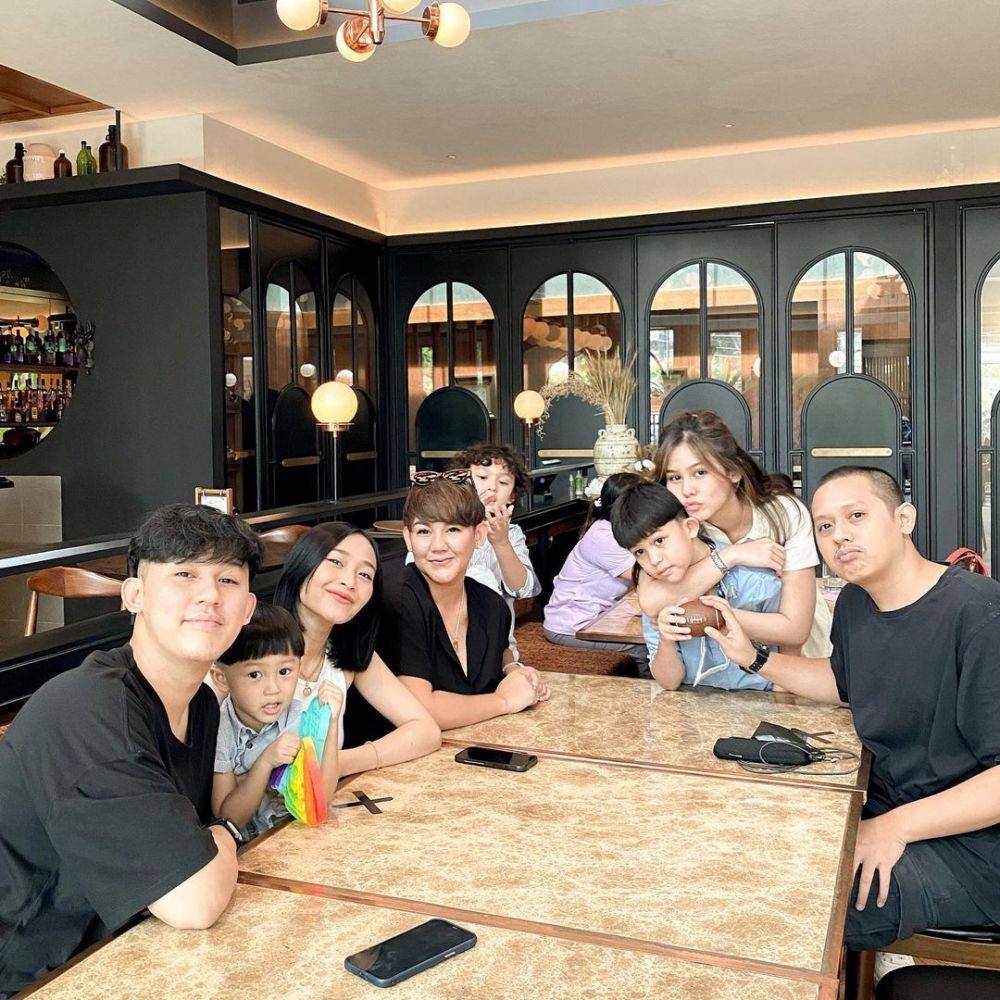 artis yang dekat dengan iparnya (instagram.com/rinni_w)