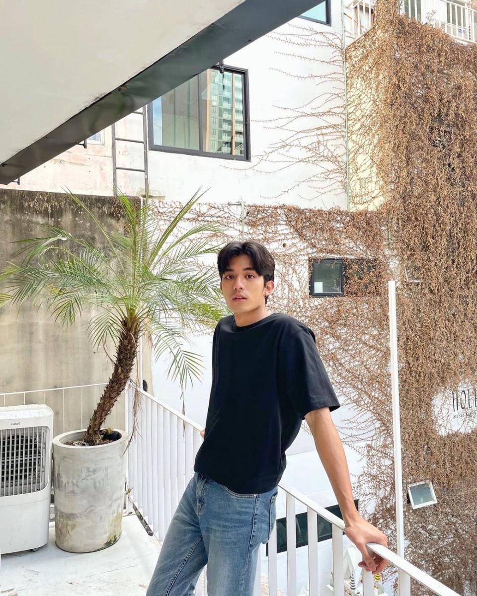 outfit nongkrong simpel ala Net Siraphop (instagram.com/net_siraphop)