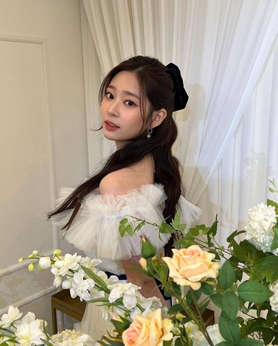 Kim Minju (instagram.com/minn.__.ju)
