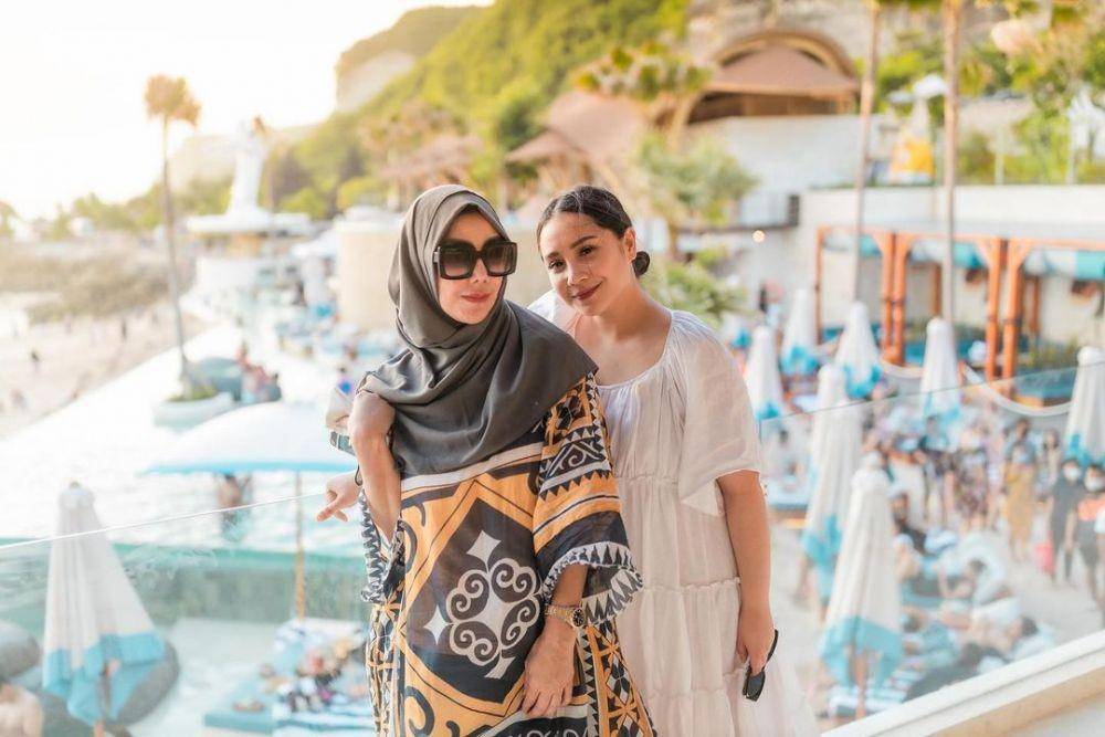 potret artis yang dekat dengan mertuanya (instagram.com/raffinagita1717)