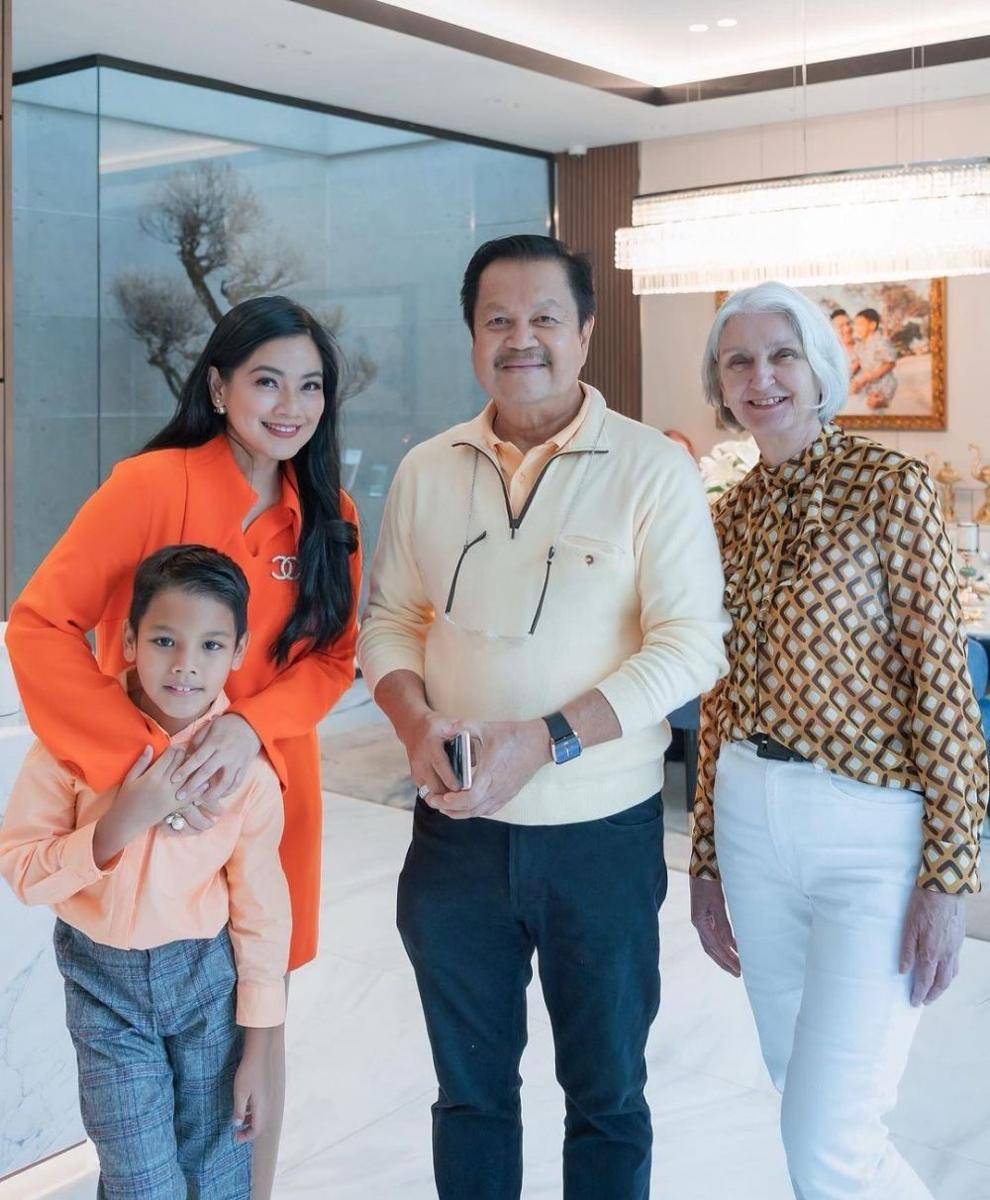potret artis yang dekat dengan mertuanya (instagram.com/titi_kamall)