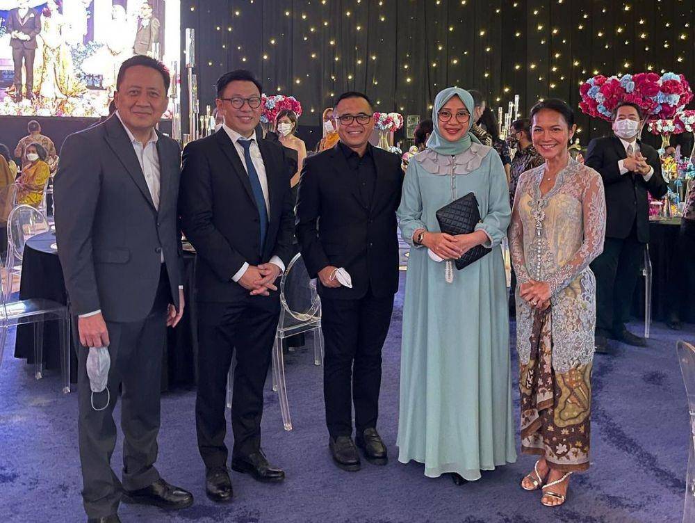 gaya tamu resepsi Belva-Bina (instagram.com/triawanmunaf)