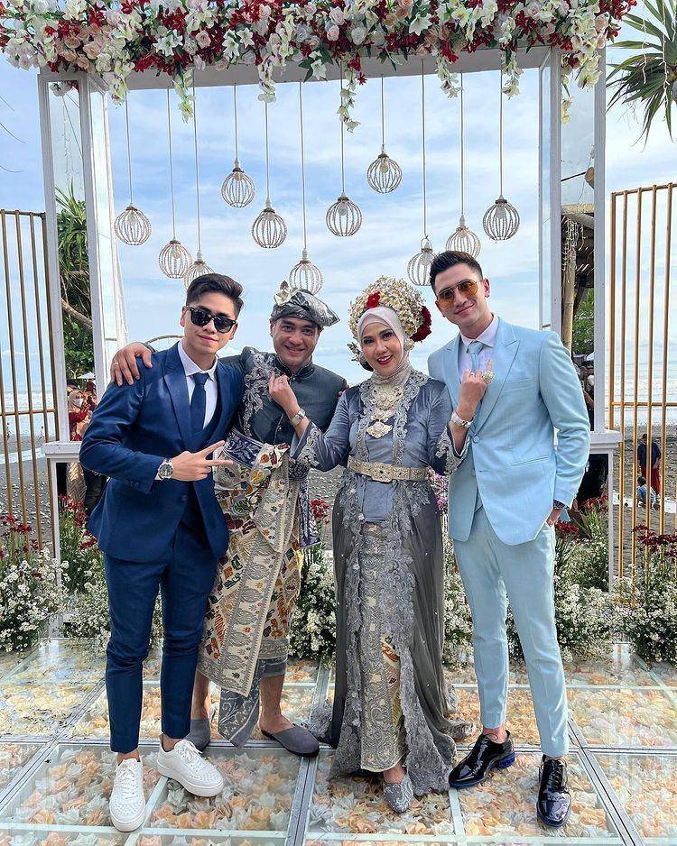 Kebaya Muslim untuk Akad Nikah (Instagram.com/bramastavrl)