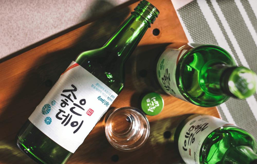 ilustrasi soju (unsplash.com/Eiliv-Sonas Aceron)