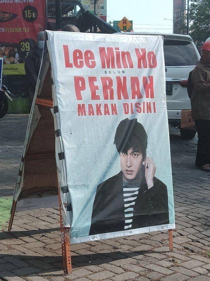 warung pakai nama idol KPop (twitter.com/bidibooo___)