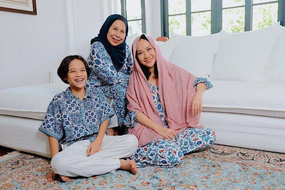 potret artis yang dekat dengan mertuanya (instagram.com/bclsinclair)