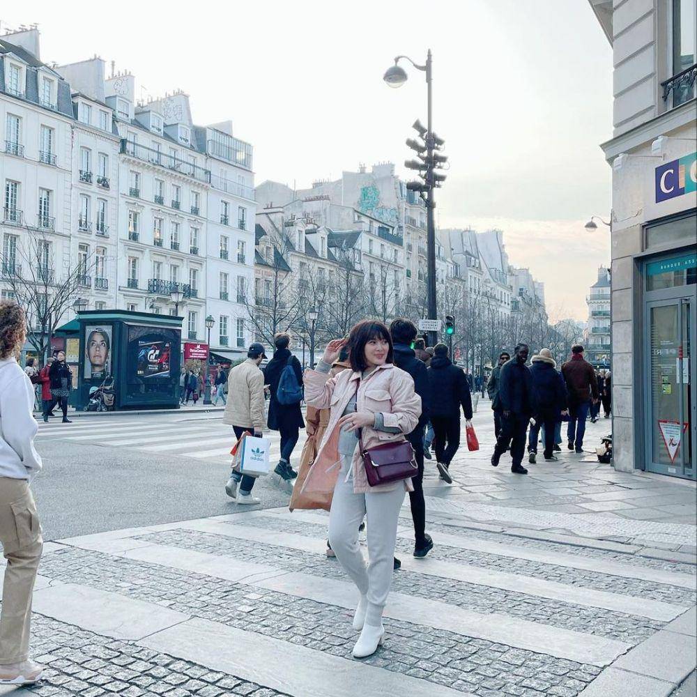 potret Rosiana Dewi di Paris (instagram.com/rsn.dw)