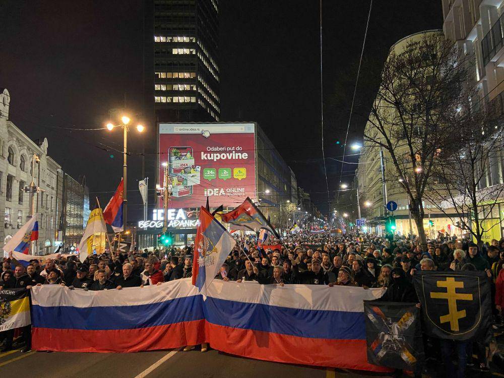 Warga Serbia yang melangsungkan demo di Belgrade untuk mendukung agresi Rusia pada Jumat (4/3/2022). (twitter.com/herzogg96)