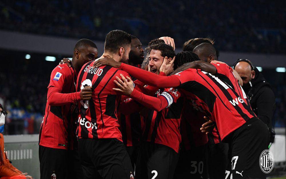 para pemain AC Milan melakukan selebrasi gol. (twitter.com/acmilan)