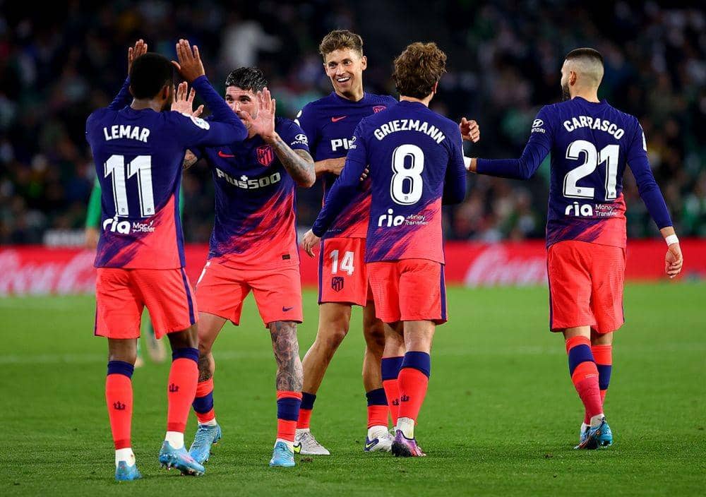 Aletico Madrid berhasil membenamkan tuan rumah Real Betis 3-1 dalam laga lanjutan LaLiga 2021/22. Joao Felix tampil gemilang dengan mencetak brace dalam duel yang digelar Senin (7/3/2022). (Twitter/@atletienglish)