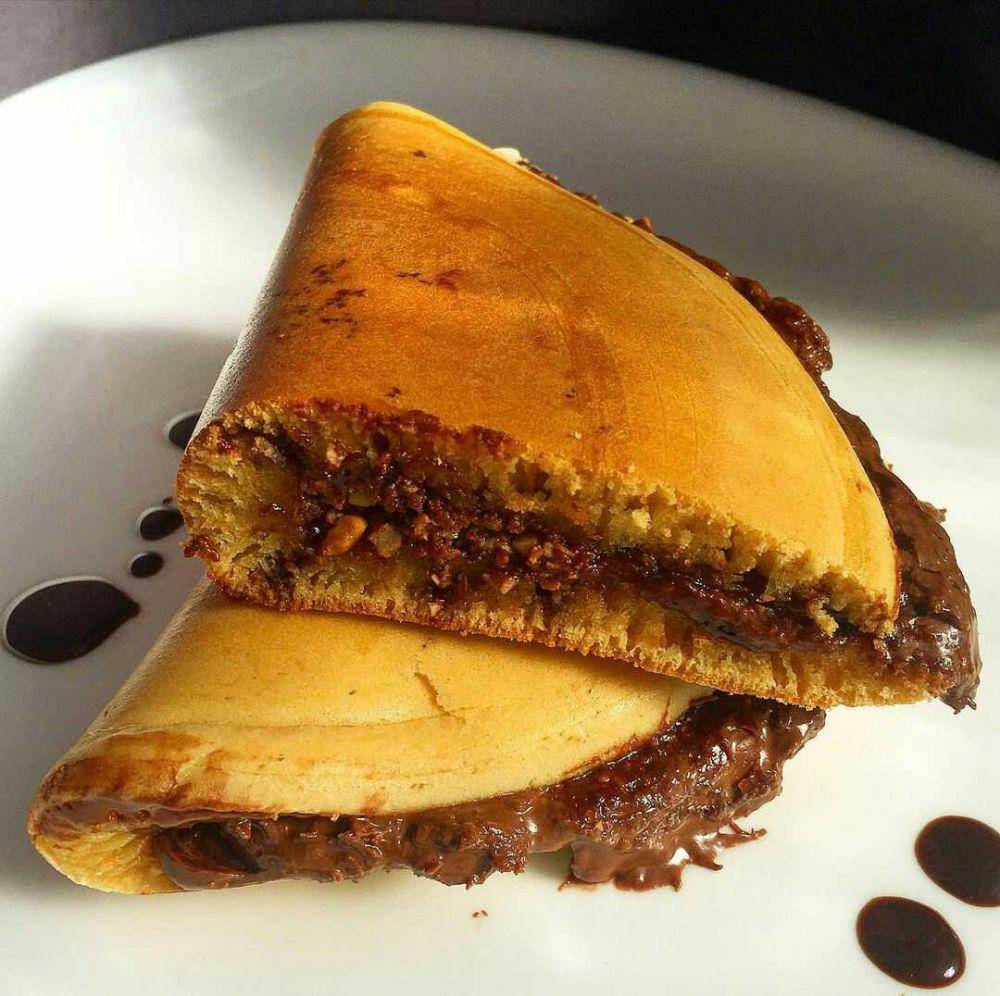 martabak manis (instagram.com/syedmunawwar)
