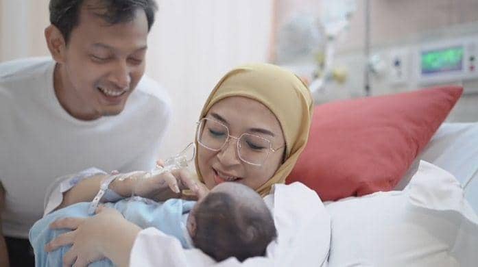10 Potret Fedi Nuril Dampingi Vanny Melahirkan, Suami Siaga!