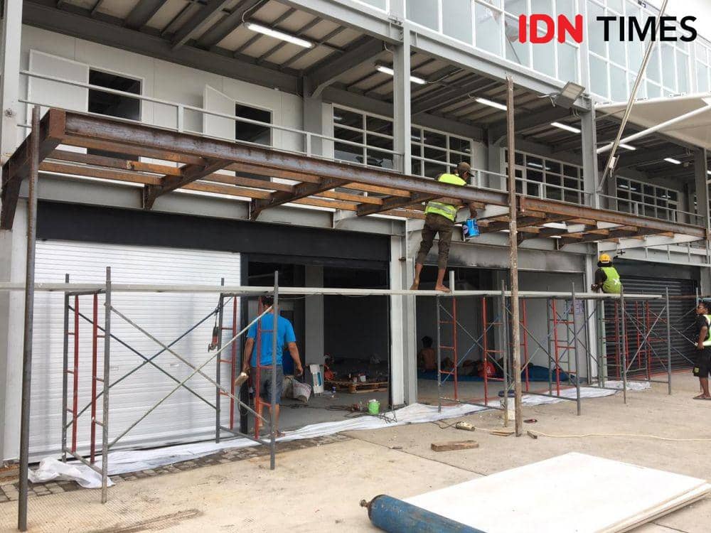 Proses pembangunan Podium MotoGP Mandalika IDN Times/Ahmad Viqi