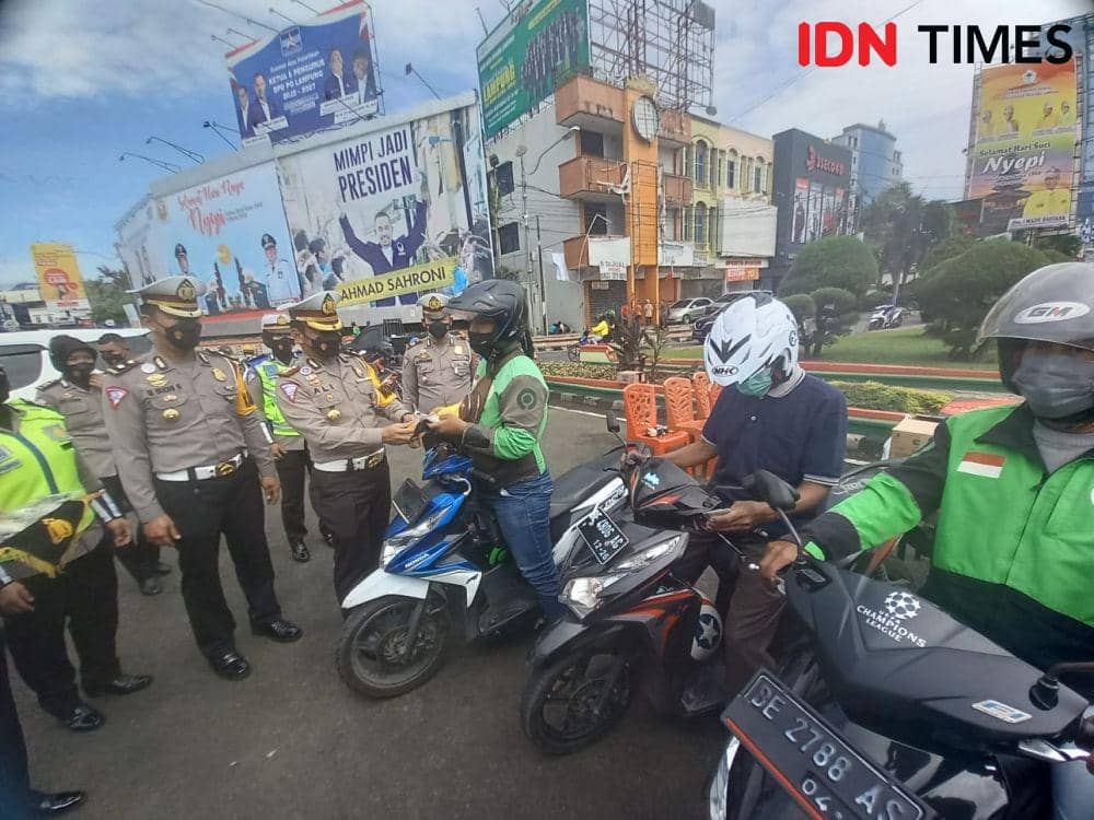 Ditlantas Polda Lampung telah melaksanakan penegakan protokol kesehatan (prokes) berupa pembubaran kerumunan di sebanyak 558 titik. (IDN Times/Tama Yudha Wiguna)