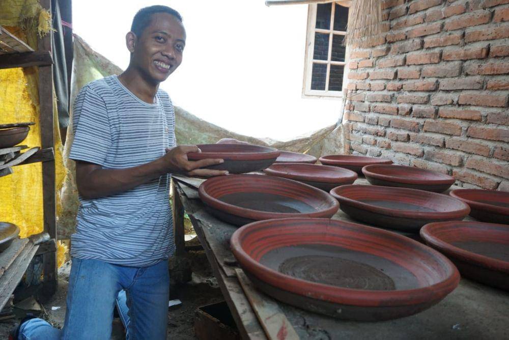 Menunjukkan hasil kerajinan cobek (layah] dari bahan tanah liat di kampung kebondalem Jombang. IDN Times/Zainul Arifin