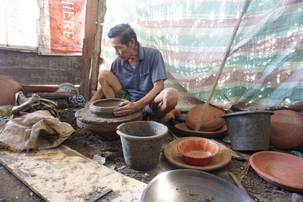 Membuat kerajinan cobek secara tradisional menggunakan tanah liat di Kampung Kebondalem Jombang. iDN Times/Zainul Arifin