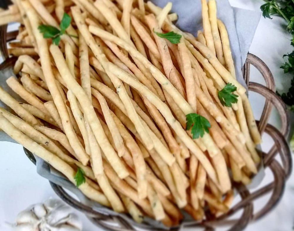 Resep Kue Bawang Gunting, Camilan Renyah yang Bikinnya Gak Ribet