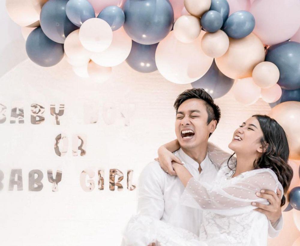 10 Momen Gender Reveal Calon Anak Ina Marika, Penuh Haru