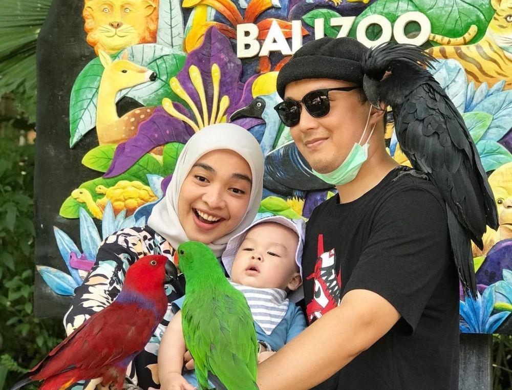 9 Potret Kebersamaan Tika Bravani bersama Keluarga, Bahagia Banget!