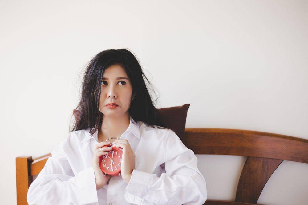 Seorang wanita saat bangun tidur pagi Shutterstock/Nutlegal Photographer