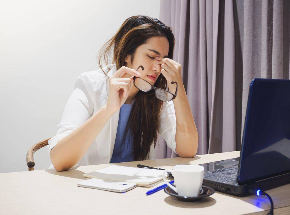Seorang wanita merasa lelah setelah bekerja (Shutterstock/Nattanee.P)