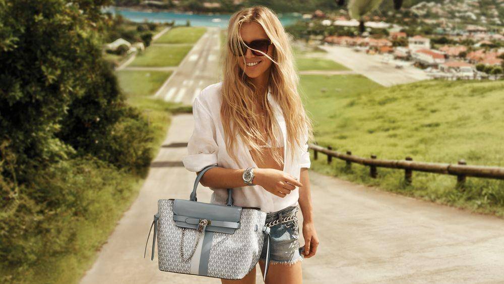 Kampanye gaya hidup jetset untuk koleksi Michael Kors Spring 2022 (dok. Michael Kors)