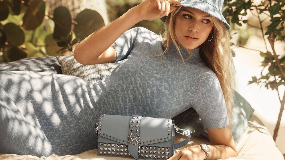 Kampanye gaya hidup jetset untuk koleksi Michael Kors Spring 2022 (dok. Michael Kors)