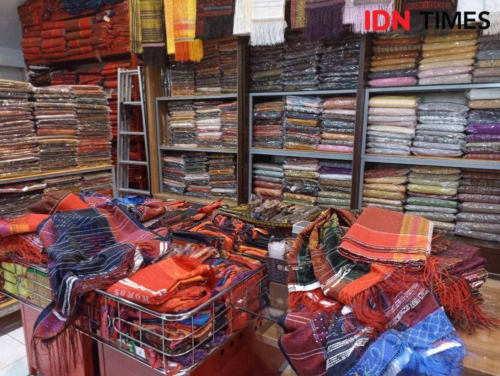 Gak Sembarangan, Cara Merawat Ulos Agar Tahan Lama