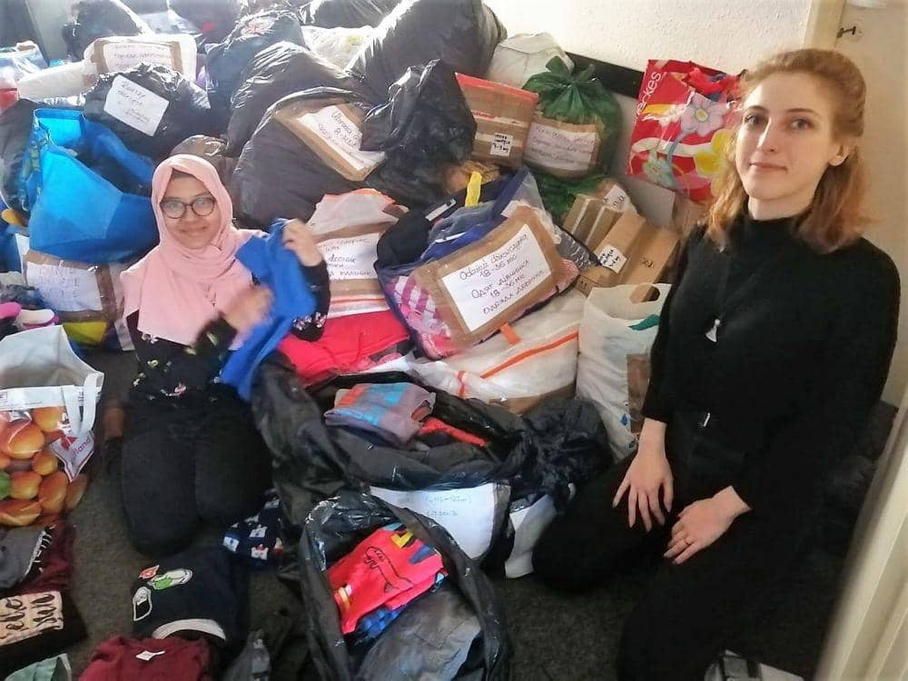 Dosen Pendidikan Luar Biasa (PLB) Universitas Negeri Surabaya (Unesa), Khofidotur Rofiah menjadi relawan untuk membantu warga Ukraina yang mengungsi ke Polandia. Dokumentasi Unesa