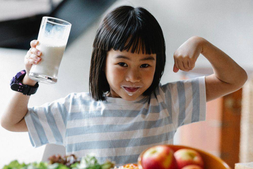 ilustrasi anak meminum susu sapi (pexels.com/Alex Green)