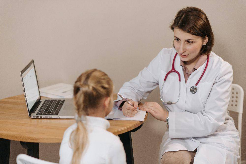 ilustrasi pemeriksaan anak oleh dokter (pexels.com/Pavel Danilyuk)