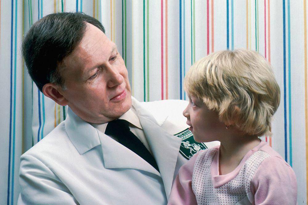 diperiksa oleh dokter anak (unsplash.com/National Cancer Institute)