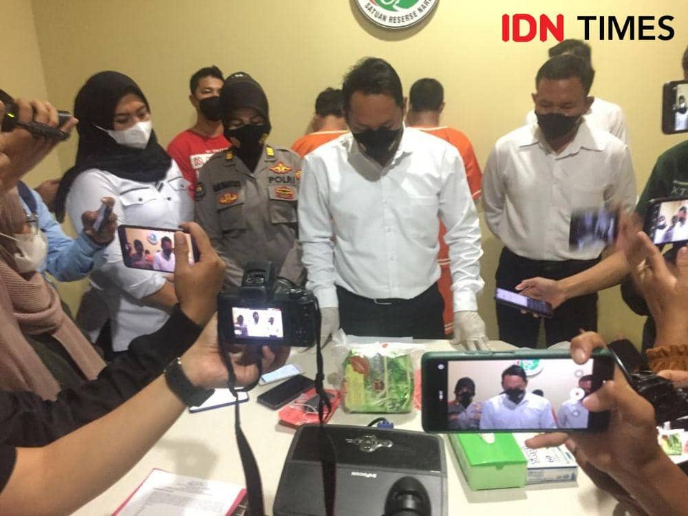 Tim Opsnal Satresnarkoba Polresta Bandar Lampung kembali menggagalkan upaya peredaran narkotika jenis sabu-sabu seberat 529 gram melibatkan 2 tersangka. (IDN Times/Tama Yudha Wiguna)