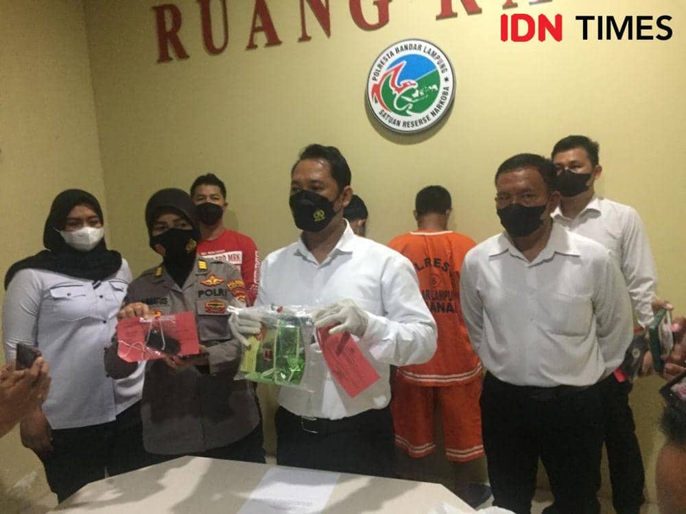 Tim Opsnal Satresnarkoba Polresta Bandar Lampung kembali menggagalkan upaya peredaran narkotika jenis sabu-sabu seberat 529 gram melibatkan 2 tersangka. (IDN Times/Tama Yudha Wiguna)