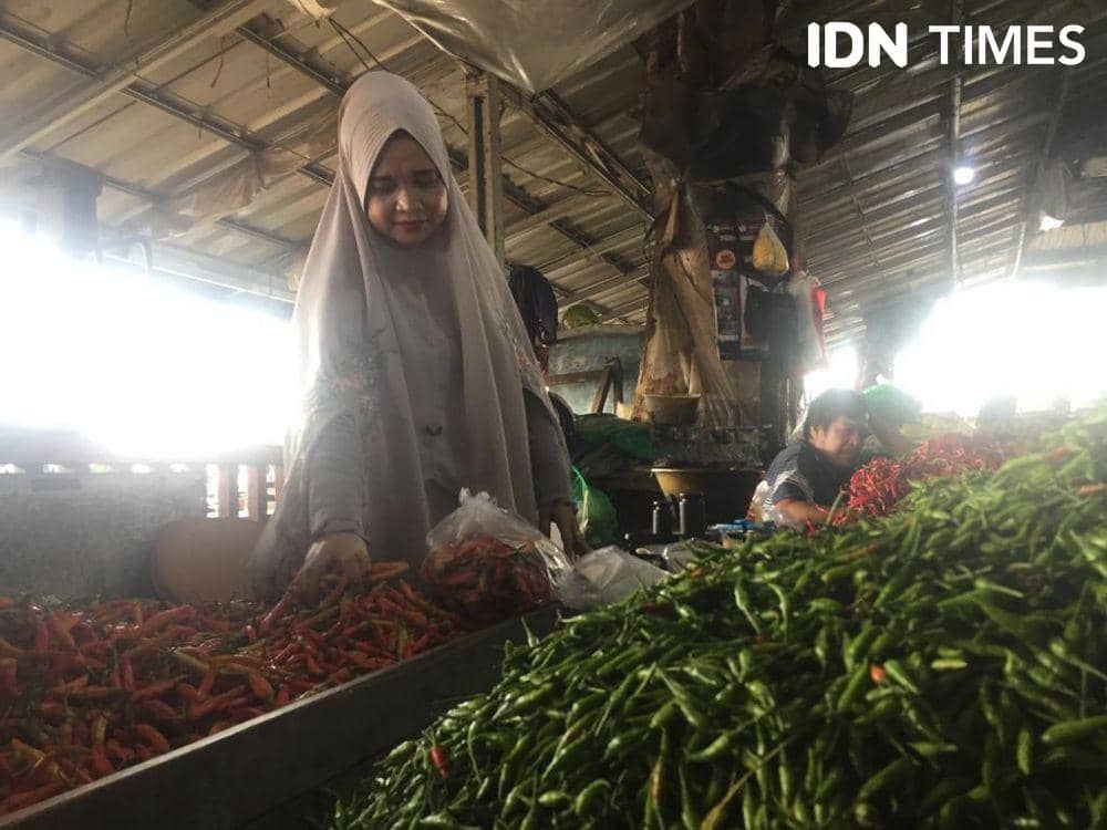 Harga beragam komoditi bumbu dapur menyambut Bulan Ramadan 2022 atau 1443 Hijriah di sejumlah pasar tradisional Kota Bandar Lampung terpantau naik. (IDN Times/Tama Yudha Wiguna)