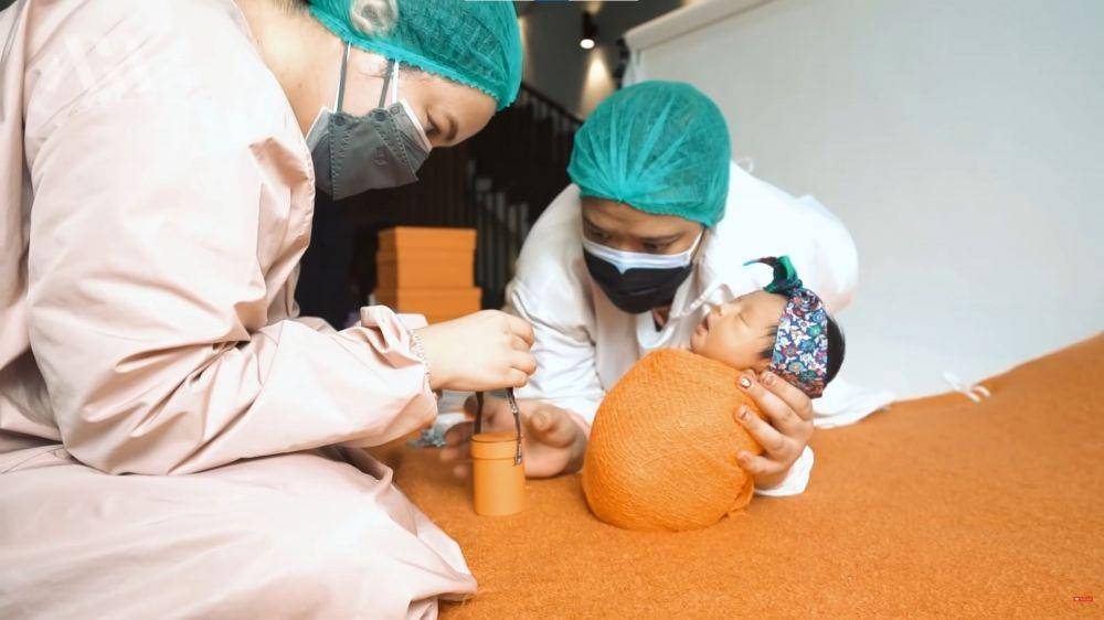 Di balik layar pemotretan Ameena, anak Aurel dan Atta (YouTube.com/AH/)