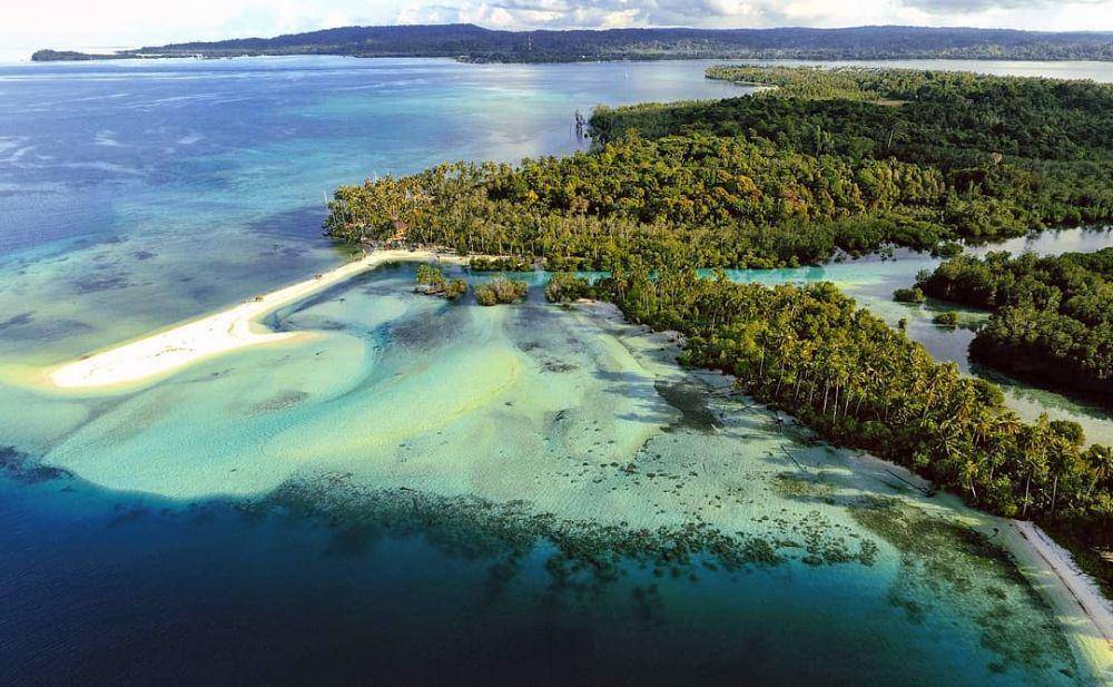 potret panorama Pulau Awera (instagram.com/ayokitakemana_)