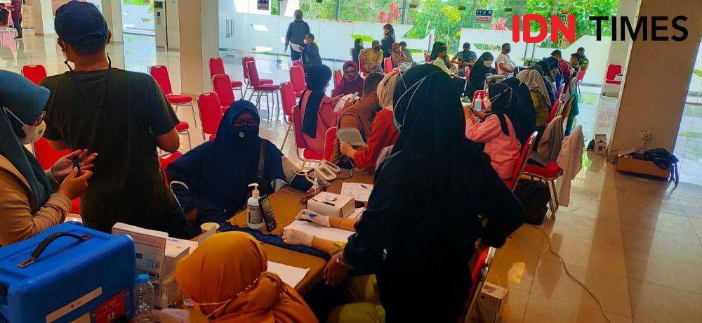 Pemberian vaksinasi booster bagi calon jemaah haji Balikpapan Kaltim. (IDN Times/Hilmansyah)