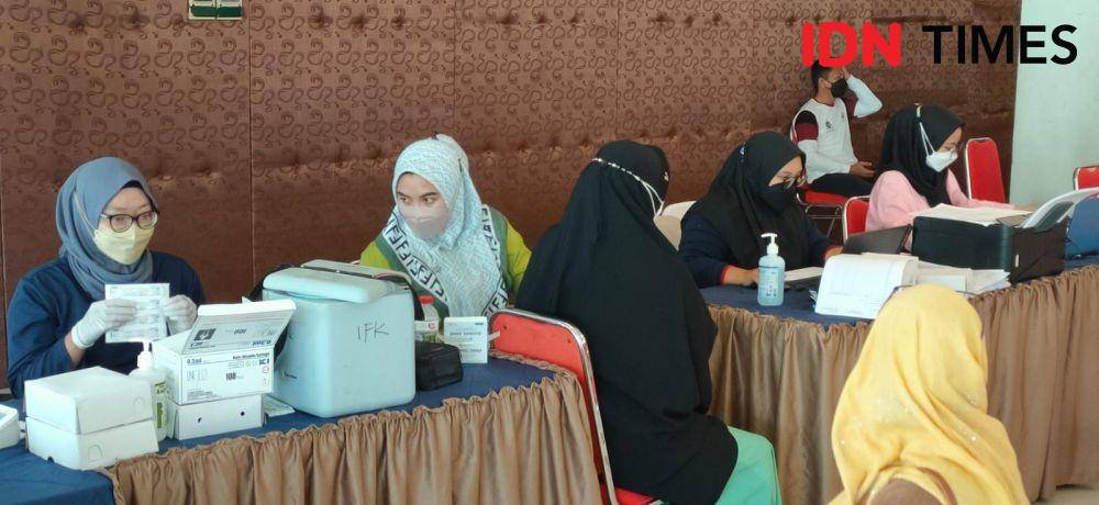 Pemberian vaksinasi booster bagi calon jemaah haji Balikpapan Kaltim. (IDN Times/Hilmansyah)