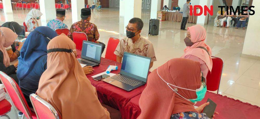 Pemberian vaksinasi booster bagi calon jemaah haji Balikpapan Kaltim. (IDN Times/Hilmansyah)