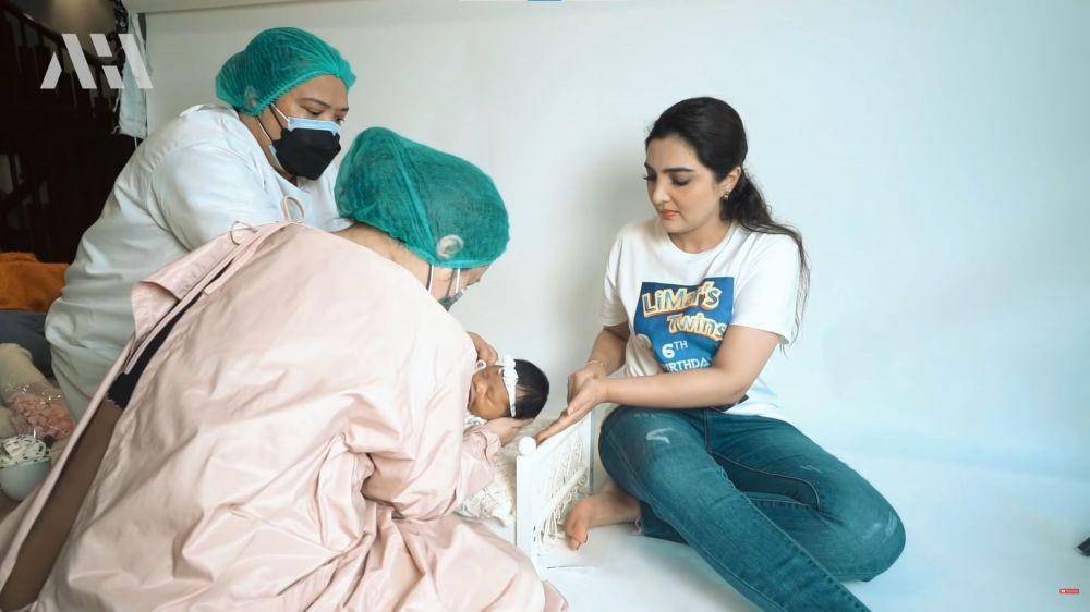Di balik layar pemotretan Ameena, anak Aurel dan Atta (YouTube.com/AH/)