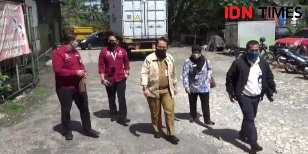 Inspeksi mendadak minyak goreng di distributor Balikpapan Kalimantan Timur, Selasa (8/3/2022). (IDN Times/Hilmansyah)