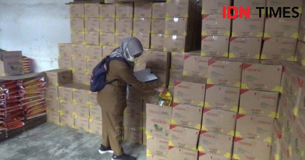 Inspeksi mendadak minyak goreng di distributor Balikpapan Kalimantan Timur, Selasa (8/3/2022). (IDN Times/Hilmansyah)