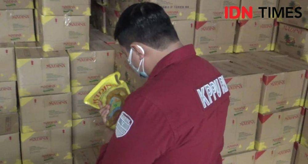 Inspeksi mendadak minyak goreng di distributor Balikpapan Kalimantan Timur, Selasa (8/3/2022). (IDN Times/Hilmansyah)