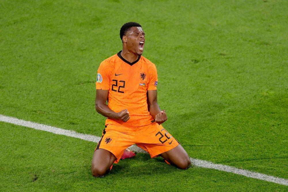Tampil Gemilang, Louis van Gaal Cium Denzel Dumfries