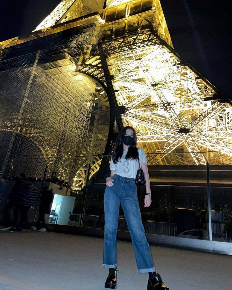jisoo di eiffel tower (Instagram.com/sooyaaa__)